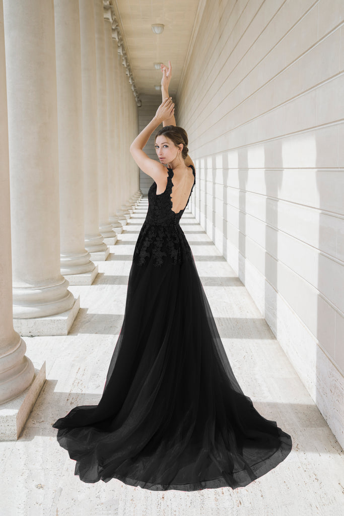 Black Queen - Selena Huan black V-neck lace light-weighted low-back A-line gown