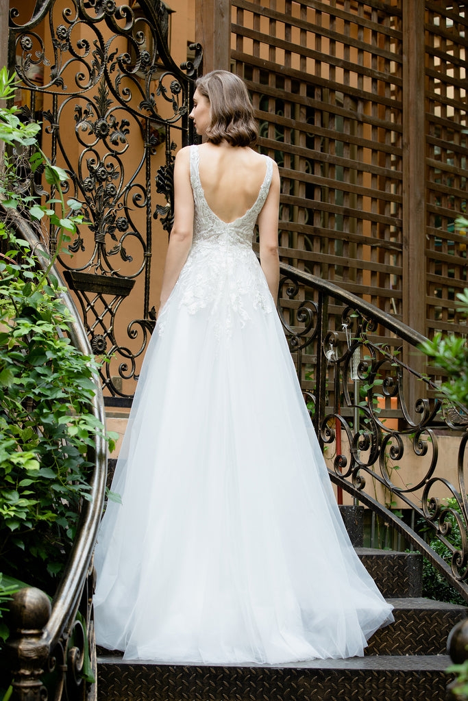 Silva - Selena Huan V-neck Embroidery lace light-weighted low-back A-line gown
