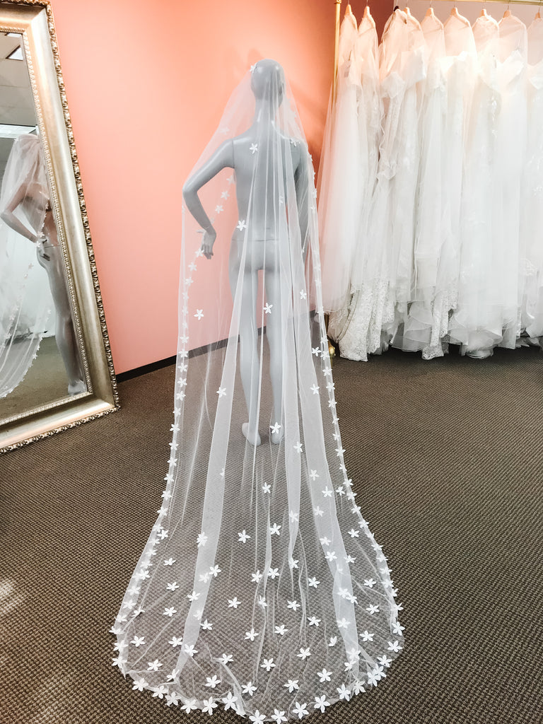 Fairy-tale 3D floral lace long veil